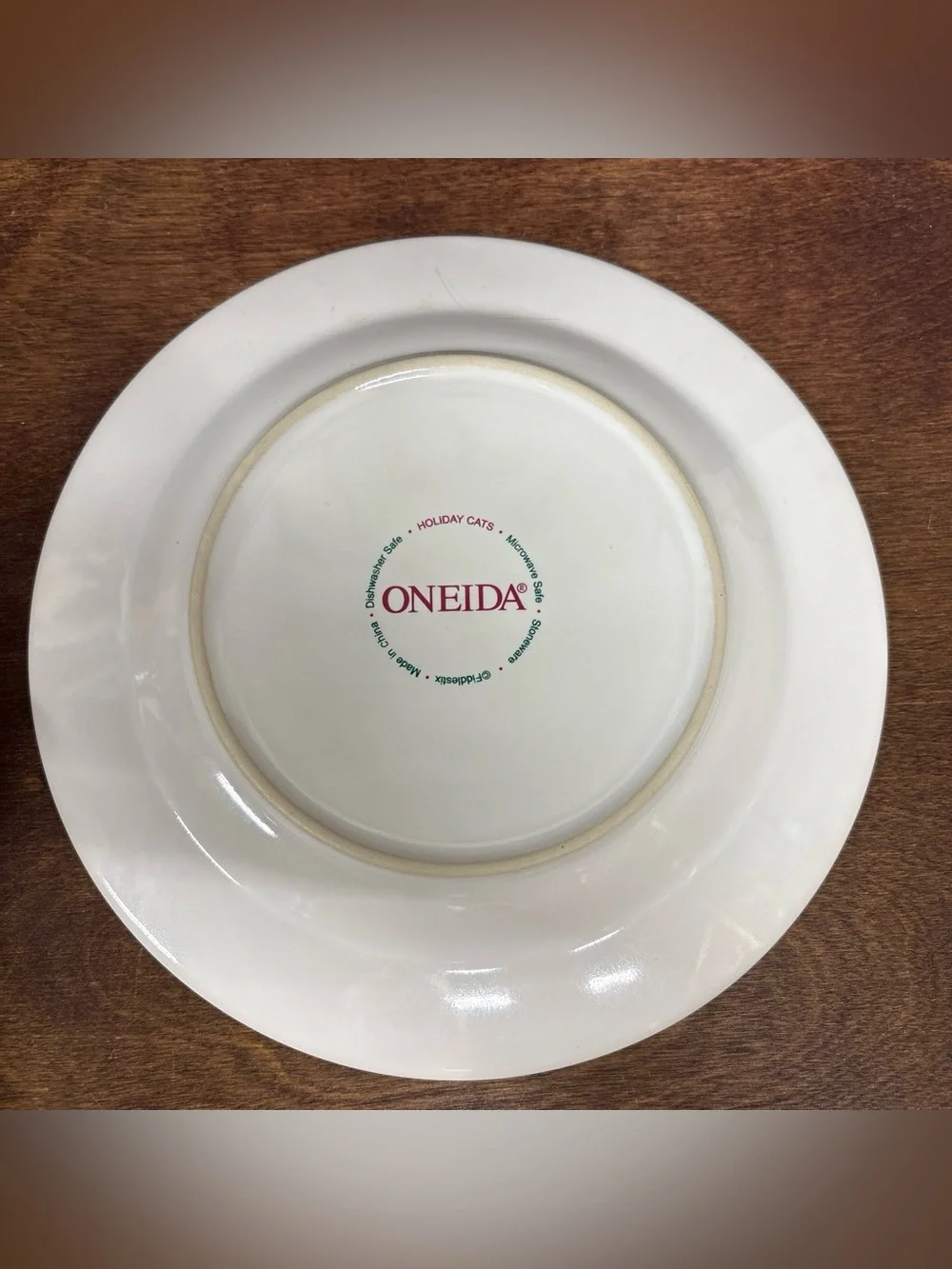 Oneida Holiday Cats Stoneware Accent Plate in Green, Red, Cream